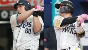 (左から)西武・中村剛也、ソフトバンク・嶺井博希
