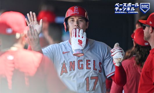 コロラド・ロッキーズ戦に「2番・指名打者（DH）」として出場し、生還後にチームメイトから祝福を受ける大谷翔平選手