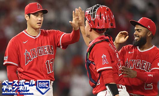勝利を分かち合う大谷翔平