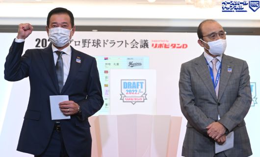 巨人・原辰徳監督（左）と阪神・岡田彰布監督