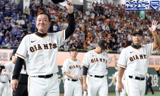 巨人・原辰徳監督（左）と阿部慎之助新監督