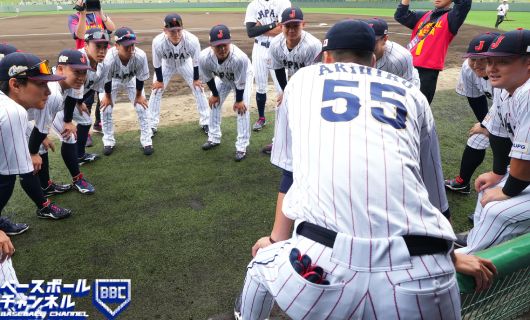 円陣を組む侍ジャパンナイン