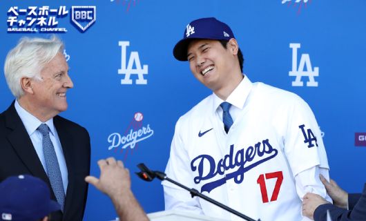 ロサンゼルス・ドジャースの入団会見に登場する大谷翔平選手