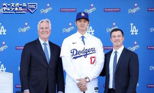 ロサンゼルス・ドジャースの会見に出席する大谷翔平選手とオーナーのマーク・ウォルター氏、アンドリュー・フリードマン編成本部長
