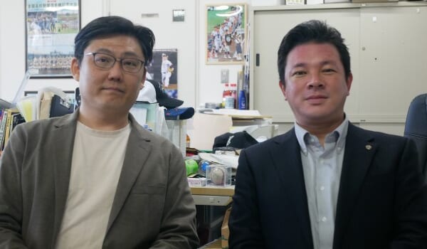 (左から)村中直人と須江航