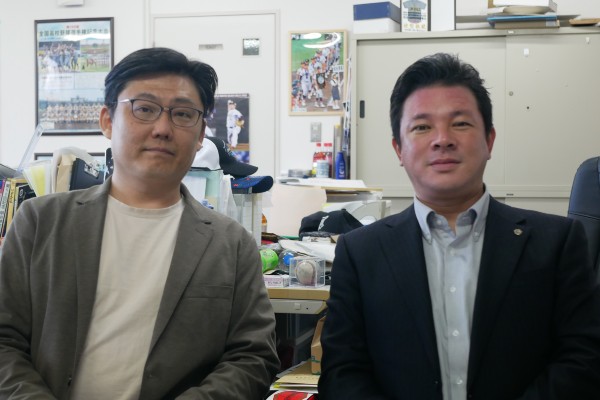 （左から）村中直人と須江航