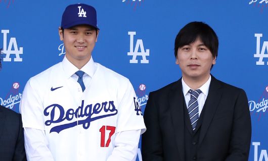 ドジャース・大谷翔平（左）と水原一平元通訳