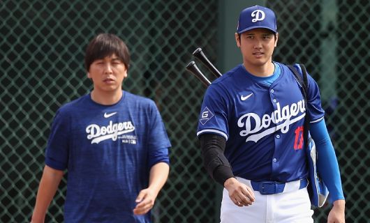 ドジャース・大谷翔平（右）と水原一平元通訳