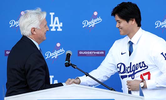 ドジャース共同オーナーのマーク・ウォルター氏と、大谷翔平