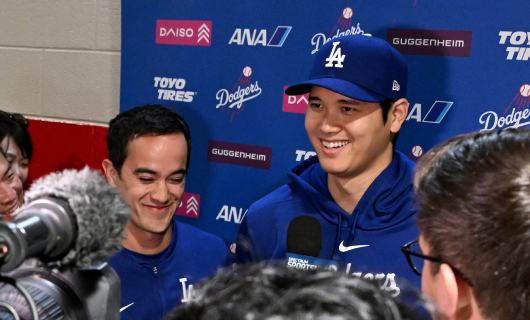 メディアに対応するロサンゼルス・ドジャースの大谷翔平選手と通訳のウィル・アイアトン氏