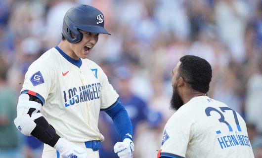 ロサンゼルス・ドジャースの大谷翔平選手とテオスカー・ヘルナンデス外野手