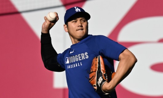 投球練習を行うロサンゼルス・ドジャースの大谷翔平選手