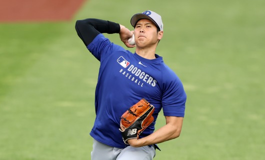 投球練習を行うロサンゼルス・ドジャースの大谷翔平選手