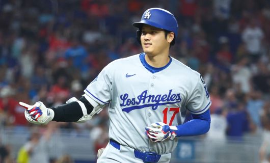 マイアミ・マーリンズ戦に「1番・指名打者（DH）」でスタメン出場し、第10号ソロホームランを放つロサンゼルス・ドジャースの大谷翔平選手