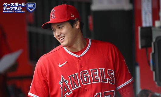 微笑むロサンゼルス・エンゼルスの大谷翔平